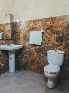 een badkamer met een toilet en een wastafel bij CHILL SURFER HOSTEL in Tamraght Ouzdar