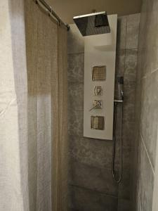 een douche met een douchekop in de badkamer bij HomeStory 3 in Casa Canovetta