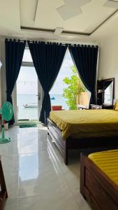 Giường trong phòng chung tại sunset beach house