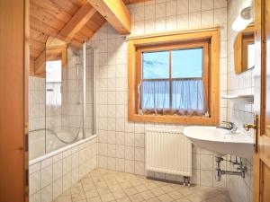 Bilik mandi di Alpenglück Chalet Schladming - Dachstein by AA Holiday Homes +61 gambar
