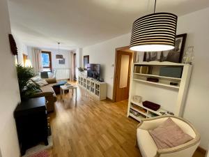 sala de estar con sofá y mesa en C15 - Apartamento gran terraza Aigualluts - Villmor, en Cerler