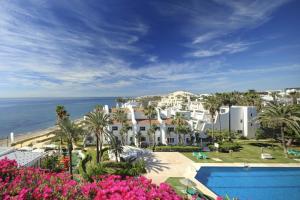 - Vistas a un complejo con piscina y al océano en Coral Beach Aparthotel, en Marbella