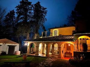 una gran casa de ladrillo con luces encendidas por la noche en Villa San Filippo, en Arezzo