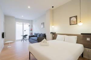 a bedroom with a bed and a living room at Ideal flat for 4 pax -F Fpo1 in Madrid