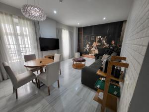 sala de estar con sofá y mesa en Casa Gloria Apartments, en Sevilla