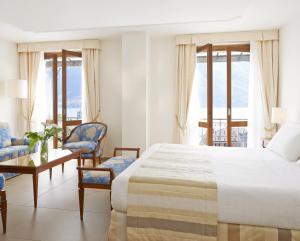 1 dormitorio con 1 cama, mesa y sillas en Hotel Belvedere en Bellagio