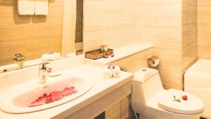 y baño con lavabo y aseo. en Nhà Khách 206 đà nẵng, en Da Nang