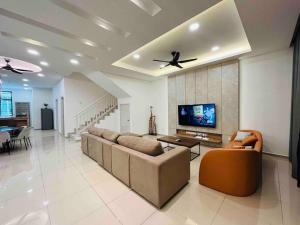 un soggiorno con divano e TV a schermo piatto di Unique 3 Storey Near Jonker@Heritage (max 25pax) a Malacca