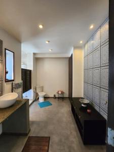 beau duplex في Deli Ibrahim: حمام كبير مع حوض ومرحاض