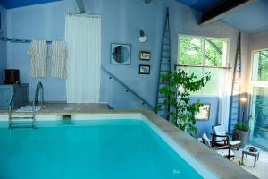 ベドアンにあるClos du Veyrierの青い壁の客室内の大きなスイミングプール