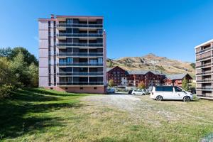 a parking lot in front of a building at Le Goléon - pistes accessibles à pied in La Toussuire