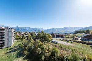 une vue d'une ville avec des montagnes en arrière-plan dans l'établissement Le Goléon - pistes accessibles à pied, à La Toussuire 4 autres photos