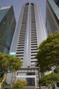 un edificio alto con una señal en el fondo en Spacious Apartment in Dubai Downtown, en Dubái