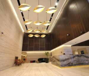un vestíbulo con una habitación grande con un techo grande en Spacious Apartment in Dubai Downtown, en Dubái
