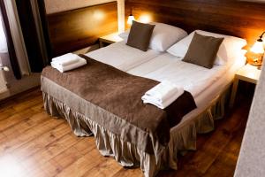 1 dormitorio con 1 cama grande y 2 mesitas de noche en Hotel Nevada, en Łagów