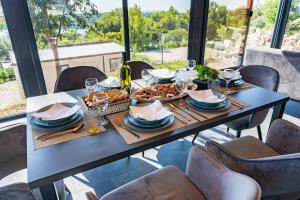 una mesa con comida y vino encima en Luxury Sea View Kasthouses - Happy Rentals, en Mali Lošinj