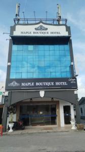 ein Gebäude mit einem Schild, das ein Hotel auf dem Dach aus Ahorn liest in der Unterkunft Maple Boutique Hotel Kota Bharu in Kota Bharu