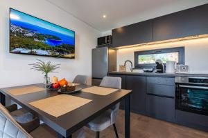 Kuchyň nebo kuchyňský kout v ubytování Luxury Sea View Kasthouses - Happy Rentals
