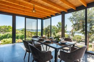 - une salle à manger avec une table et des chaises dans l'établissement Luxury Sea View Kasthouses - Happy Rentals, à Mali Lošinj