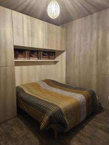 een slaapkamer met een bed in een kamer bij HomeStory 3 in Casa Canovetta