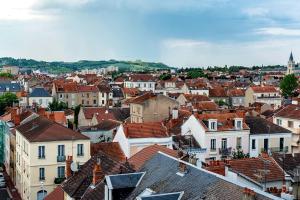 uitzicht op een stad met huizen en daken bij Bel appartement au bord de l'Allier classé 4* in Vichy