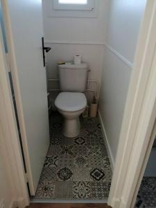 een kleine badkamer met een toilet op de gang bij Bel appartement au bord de l'Allier classé 4* in Vichy