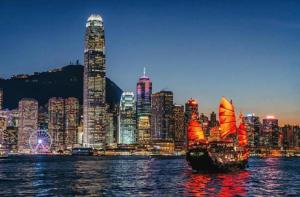 un velero en el agua frente a una ciudad en Relaince lucky home, en Hong Kong