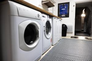 een wasruimte met een wasmachine en droger bij COZY PLACE LIVERPOOL in Liverpool