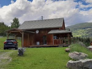 dom z samochodem zaparkowanym przed nim w obiekcie Panorama-Chalet Alpenglöckchen w mieście Stadl an der Mur