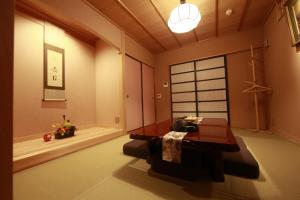 a room with a table and a room with a door at 松の峦 in Kyoto