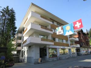 a building with two flags in front of it at Derby 25 in Arosa