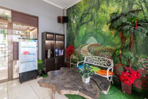 Habitación con un mural de jardín en Urbanview Hotel Ellegan Residence Alam Sutera Serpong, en Kampungklapa 2