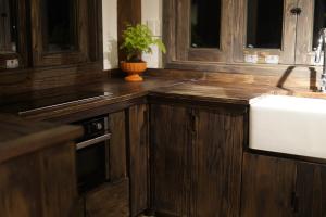 cocina con armarios de madera y fregadero blanco en Olive Cottage Bao Loc, en Tang Jran Dring 28 fotos más