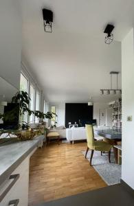 sala de estar amplia con mesa y sillas en Grand Appartement proche Paris, en Sèvres
