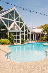 una gran piscina frente a un edificio en Broadwater Resort WA Tourism Awards 2022 Gold Winner en Busselton