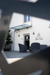 Motel-Résidence Ô Pied à Terre في Montilliez: اطلالة المبنى على طاولة وكراسي