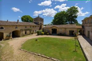 una finca con un gran patio en el medio en Château Teillan - Cadran solaire, en Aimargues