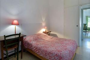 艾馬爾格的住宿－Château Teillan - Cadran solaire，一间卧室配有一张床、一张桌子和一盏灯