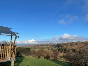 - une vue sur les montagnes depuis la terrasse d'une maison dans l'établissement Ecosse Glamping, à Crossford