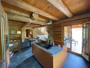 格里翁的住宿－CHALET RONDIN，小木屋内的厨房和用餐室