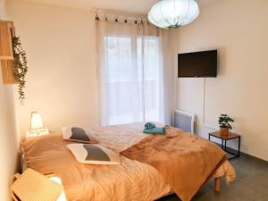 En eller flere senger på et rom på Appartement avec parking privé et terrasse proche Nice/Monaco