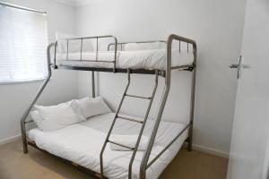 Comfortconvenience 2-bedroom Unit For Families tesisinde bir ranza yatağı veya ranza yatakları