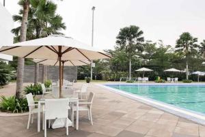 Bazén v ubytování Barata Residence Aeropolis nebo v jeho okolí