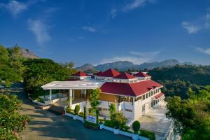 una vista aérea de una casa con techo rojo en Sterling Mount Abu, en Mount Abu