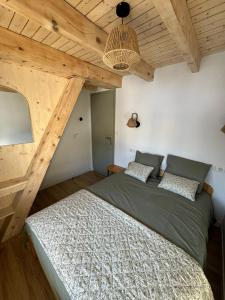 1 dormitorio con 1 cama en una habitación con techos de madera en Appartement le StelO Les Gets 6 personnes aux pieds des pistes 2 chambres, en Les Gets