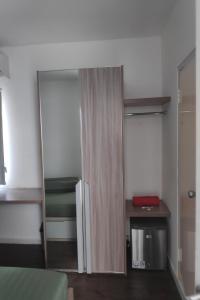 Postel nebo postele na pokoji v ubytování Barata Residence Aeropolis