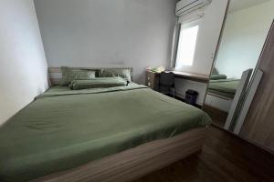 Postel nebo postele na pokoji v ubytování Barata Residence Aeropolis