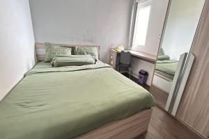 Postel nebo postele na pokoji v ubytování Barata Residence Aeropolis