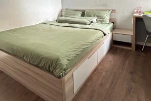 Postel nebo postele na pokoji v ubytování Barata Residence Aeropolis