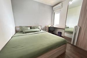 Postel nebo postele na pokoji v ubytování Barata Residence Aeropolis